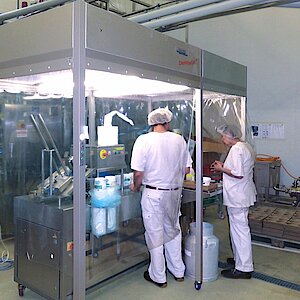 Das fahrbare Reinraumzelt CleanFlowCell® der Reinraumklasse ISO 7 wurde auf die Grösse der Joghurt-Abfüllmaschine angepasst.